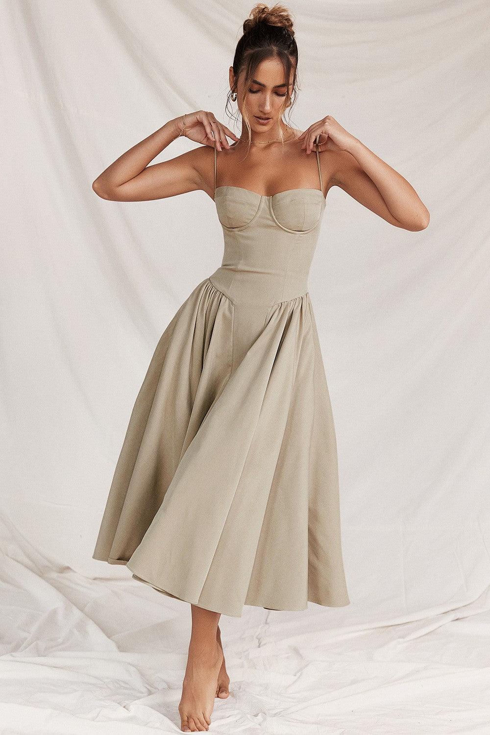 Vestido Midi de Alças com Corpete Estruturado